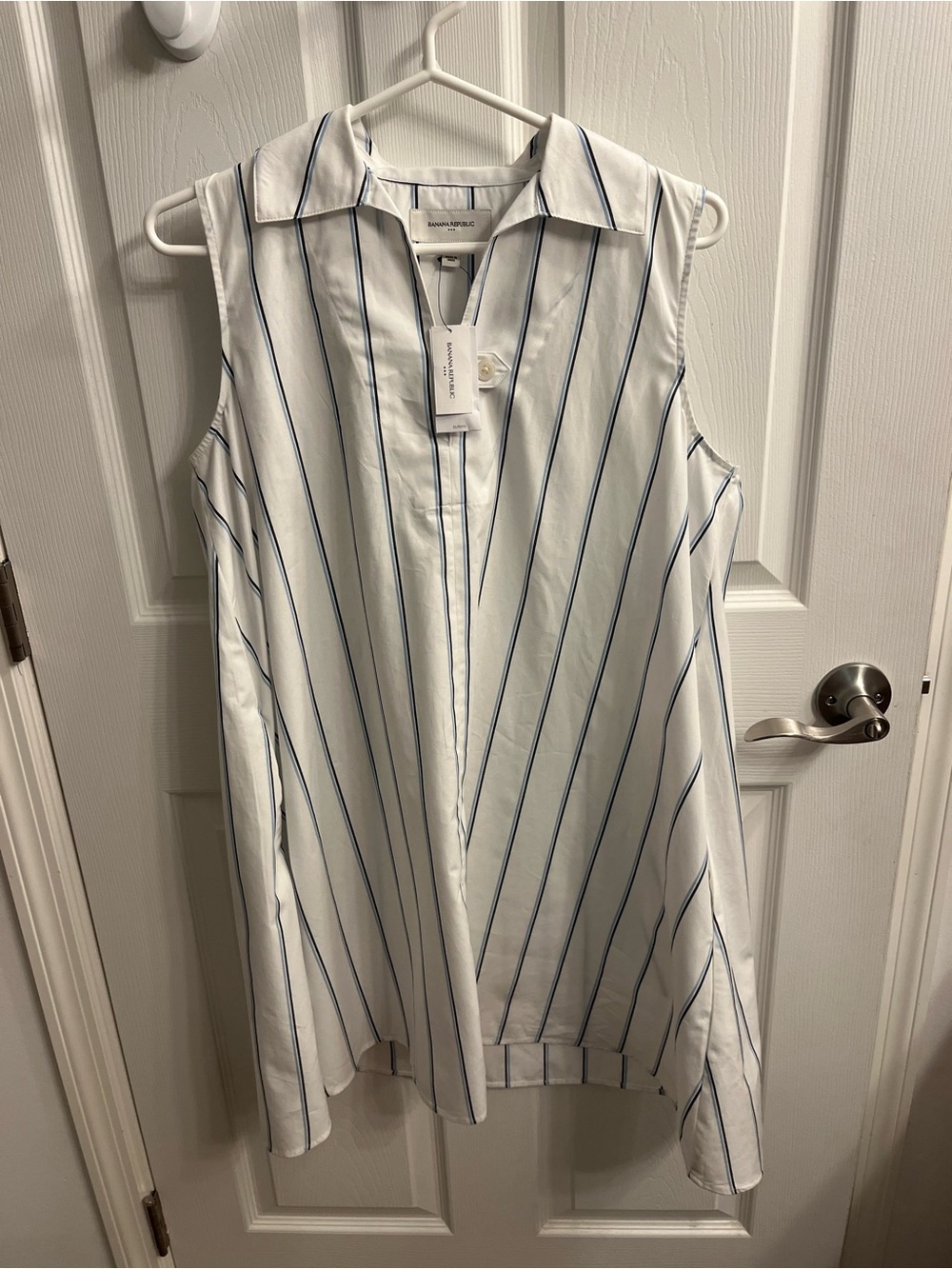 Banana Republic white sleeveless  Dress Navy Pinstripes size small pockets